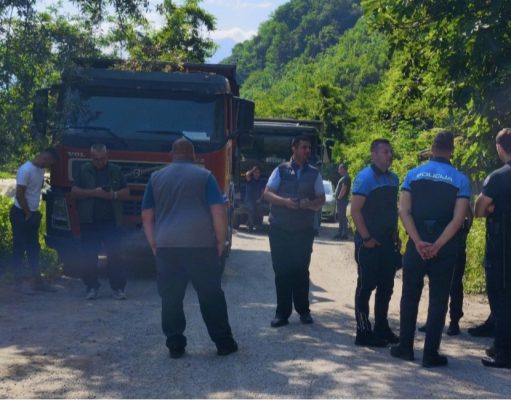 Radnici Granita iz Jablanice zaustavili kamione privatnika: Tvrde da se odvoze njihovi blokovi, policija na terenu – “To su naši blokovi i niko nema pravo da ih dira!”