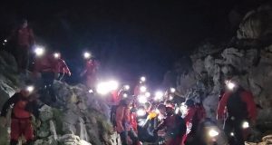 GSS Prenj Konjic poslao snažnu poruku svima koji osuđuju unesrećene na planinama: “Kada dođe poziv za pomoć, više nije važno šta je neko tražio gore – važno je samo da neko negdje čeka da mu vratimo voljenu osobu kući!”