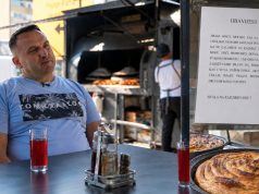 Ovo je Senad Džino, vlasnik jablaničkog Burek Kinga čija je poruka o zaštiti radnika ovih dana osvojila region: „Ne galamite na radnike, i mi smo ljudska bića..“