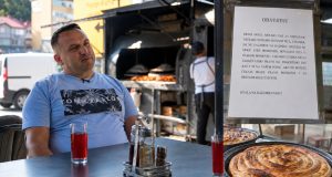 Ovo je Senad Džino, vlasnik jablaničkog Burek Kinga čija je poruka o zaštiti radnika ovih dana osvojila region: „Ne galamite na radnike, i mi smo ljudska bića..“