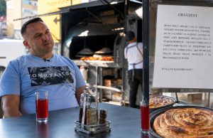 Ovo je Senad Džino, vlasnik jablaničkog Burek Kinga čija je poruka o zaštiti radnika ovih dana osvojila region: „Ne galamite na radnike, i mi smo ljudska bića..“