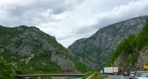 Saobraćajna nezgoda na M-17 kod Aleksin Hana: vožnja jednom trakom, formirane duge kolone