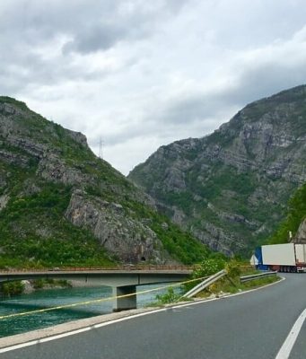 Saobraćajna nezgoda na M-17 kod Aleksin Hana: vožnja jednom trakom, formirane duge kolone