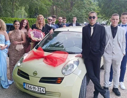 Gesta koja je dirnula cijelu školu: Maturanti razrednici “ukrali” i obnovili automobil kojim spašava napuštene životinje – “Izuli su me iz cipela ovim poklonom..”