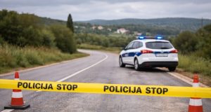 Teška saobraćajna nesreća u Hercegovini: Vozač mopeda teško povrijeđen nakon sudara s automobilom
