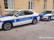Drama u Hercegovini: Zbog narušenih komšijskih odnosa ženu gađali kamenjem, policajca ugrizao za ruku