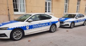 Drama u Hercegovini: Zbog narušenih komšijskih odnosa ženu gađali kamenjem, policajca ugrizao za ruku