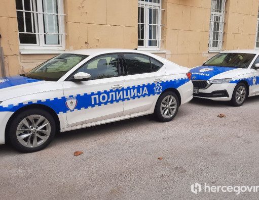 Drama u Hercegovini: Zbog narušenih komšijskih odnosa ženu gađali kamenjem, policajca ugrizao za ruku