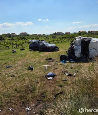 Teška saobraćajna nesreća u Hercegovini: Više osoba povrijeđeno u stravičnom sudaru Audija i Mercedesa(FOTO)