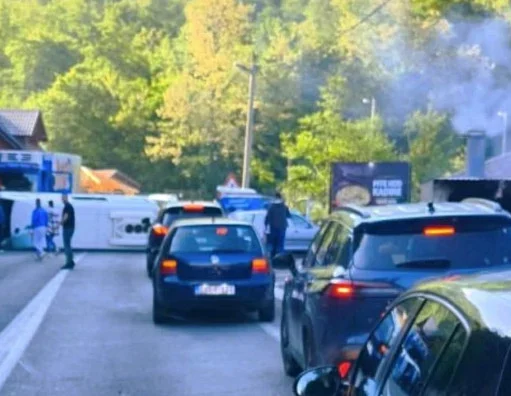 Detalji jučerašnje teške nesreće u Ostrošcu: Povrijeđeno više osoba iz Jablanice, učestvovali minibus, kamion i automobil