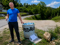 Lijep primjer ljudskosti: Senad Duranović iz Jajca pićem osvježio katoličke hodočasnike na putu prema Podmilačju