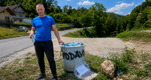 Lijep primjer ljudskosti: Salko Duranović iz Jajca pićem osvježio katoličke hodočasnike na putu prema Podmilačju