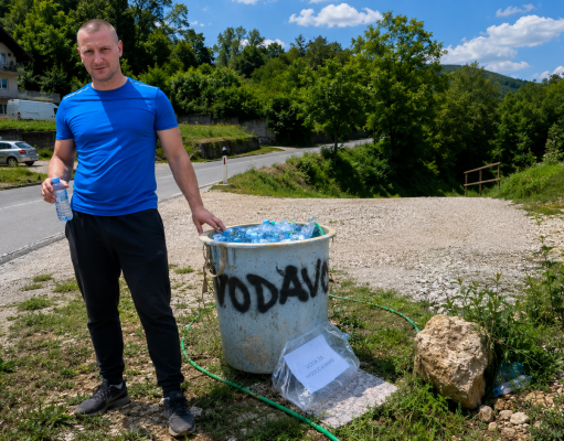 Lijep primjer ljudskosti: Salko Duranović iz Jajca pićem osvježio katoličke hodočasnike na putu prema Podmilačju