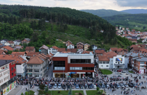 Oduševili cijelu BiH: Maturanti iz Gornjeg Vakufa dio novca od mature donirali udruženju Pomozi.ba za pomoć oboljelima