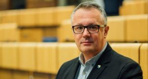 Dramatično obraćanje u Parlamentu: Sanel Kajan tvrdi da je dobio kovertu s metkom – „Bit će kasno kada padne mrtva glava..“