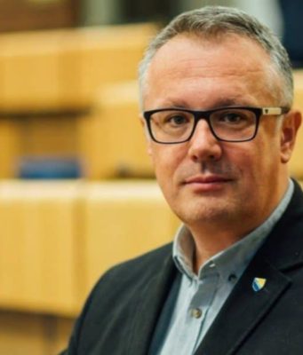 Dramatično obraćanje u Parlamentu: Sanel Kajan tvrdi da je dobio kovertu s metkom – „Bit će kasno kada padne mrtva glava..“