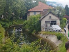 Automobilom sletio u kanal u bh. gradu: Strahuje se da ima poginulih, sve spasilačke ekipe na terenu(FOTO)