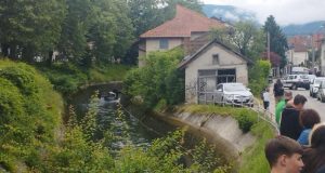 Automobilom sletio u kanal u bh. gradu: Strahuje se da ima poginulih, sve spasilačke ekipe na terenu(FOTO)