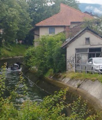 Automobilom sletio u kanal u bh. gradu: Strahuje se da ima poginulih, sve spasilačke ekipe na terenu(FOTO)