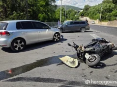 Saobraćajna nesreća u Mostaru: Sudar dva automobila i motocikla, jedna osoba povrijeđena(FOTO)