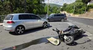 Saobraćajna nesreća u Mostaru: Sudar dva automobila i motocikla, jedna osoba povrijeđena(FOTO)