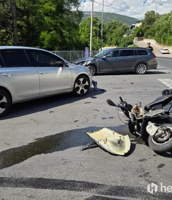 Saobraćajna nesreća u Mostaru: Sudar dva automobila i motocikla, jedna osoba povrijeđena(FOTO)