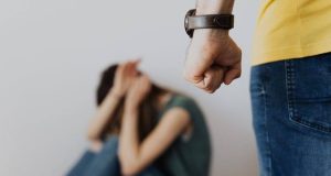 Težak slučaj nasilja u Hercegovini: Nakon svađe djevojci slomio dva vratna pršljena