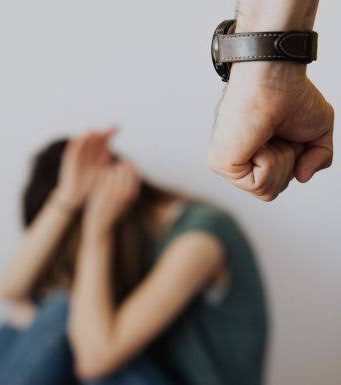 Težak slučaj nasilja u Hercegovini: Nakon svađe djevojci slomio dva vratna pršljena