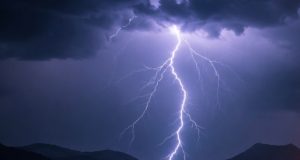 Požar na nepristupačnom terenu kod Jablanice: Grom zapalio rastinje iznad deponije, još nije ugašen