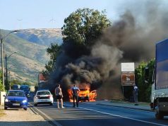Gori automobil na M-17 kod Mostara: Saobraćaj obustavljen, vatrogasci i policija na terenu(FOTO)