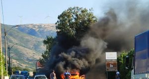 Gori automobil na M-17 kod Mostara: Saobraćaj obustavljen, vatrogasci i policija na terenu(FOTO)