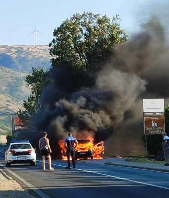 Gori automobil na M-17 kod Mostara: Saobraćaj obustavljen, vatrogasci i policija na terenu(FOTO)
