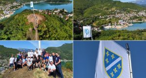 Ljiljani ponosno vijore iznad Ostrošca: Podignuta zastava u trajnu čast šehida, pripadnika MUP-a i civilnih žrtava rata(VIDEO)