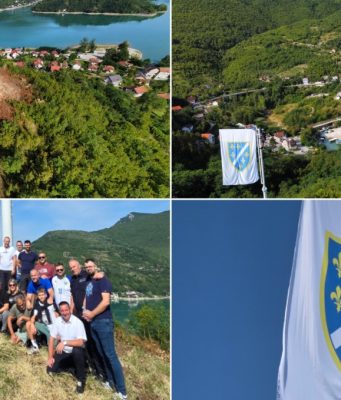 Ljiljani ponosno vijore iznad Ostrošca: Podignuta zastava u trajnu čast šehida, pripadnika MUP-a i civilnih žrtava rata(VIDEO)