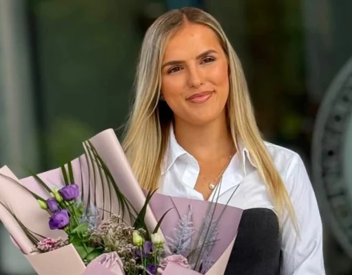 Ponos BiH: Prva u historiji BiH osvojila Grand Winner, a sada je uspješno diplomirala – Nejra Sipović ostvarila veliki uspjeh i na akademskom putu