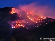 Vatrogasci i mještani cijelu noć vodili borbu s požarom na Rujištu: “Stanje je jako teško, nastojimo braniti vikendice i kuće”