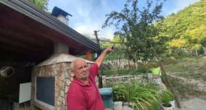 Požar došao na 300 metara do kuće Rasima Golubića: „Samo da ne siđe i s ove strane“(VIDEO)