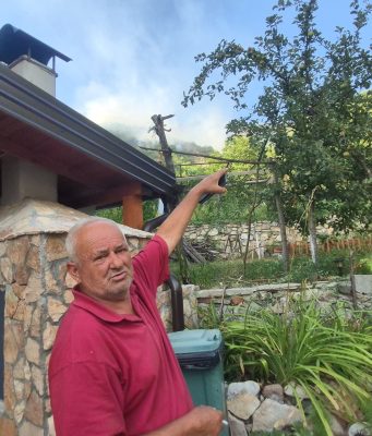 Požar došao na 300 metara do kuće Rasima Golubića: „Samo da ne siđe i s ove strane“(VIDEO)