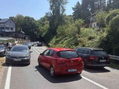 Herojska reakcija u Čelebićima: Za dlaku izbjegnuta tragedija, hrabri građani iz automobila spasili majku i dvoje djece (FOTO)