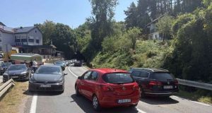 Herojska reakcija u Čelebićima: Za dlaku izbjegnuta tragedija, hrabri građani iz automobila spasili majku i dvoje djece (FOTO)