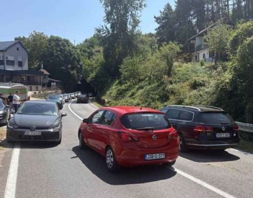 Herojska reakcija u Čelebićima: Za dlaku izbjegnuta tragedija, hrabri građani iz automobila spasili majku i dvoje djece (FOTO)