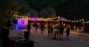 Jedna od najomiljenijih plaža u Jablanici večeras postaje centar zabave: Na plaži Sastavi nastupa DJ Night (FOTO)