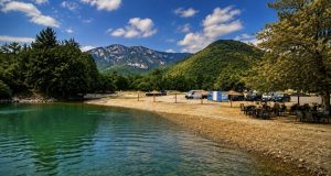 Ne propustite najbolji dnevni provod ovog vikenda: DJ Party na plaži Sastavi okuplja ljubitelje dobre muzike i druženja(FOTO)