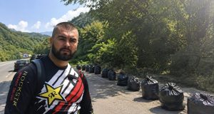 Vrijedni Jablaničanin Adnan Đelmo u jednom danu čistio ulaze u četiri hercegovačka grada: „Nisam čistio samo smeće, čistio sam sliku o nama..“(FOTO)