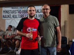 Večer za pamćenje Edisa Sarajlića: Gol u finalu, pobjednički pehar i priznanje za najboljeg igrača jubilarnog noćnog turnira u Jablanici(FOTO)