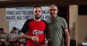 Večer za pamćenje Edisa Sarajlića: Gol u finalu, pobjednički pehar i priznanje za najboljeg igrača jubilarnog noćnog turnira u Jablanici(FOTO)