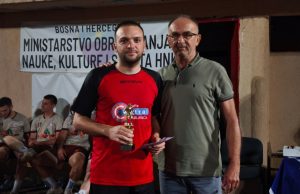Večer za pamćenje Edisa Sarajlića: Gol u finalu, pobjednički pehar i priznanje za najboljeg igrača jubilarnog noćnog turnira u Jablanici(FOTO)