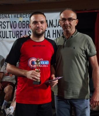 Večer za pamćenje Edisa Sarajlića: Gol u finalu, pobjednički pehar i priznanje za najboljeg igrača jubilarnog noćnog turnira u Jablanici(FOTO)