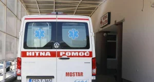 Teška saobraćajna nesreća u Hercegovini: Vozač nakon slijetanja automobilom prevezen u SKB Mostar