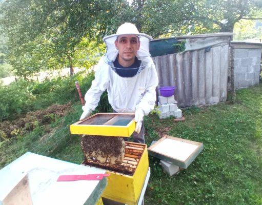 Mladi Jablaničanin tek tri godine u svijetu pčelarstva, a već stigla zlatna medalja za kvalitet meda: Adnan Klepo – „Treba malo pažnje i truda, ali prije svega treba voljeti pčelarenje“